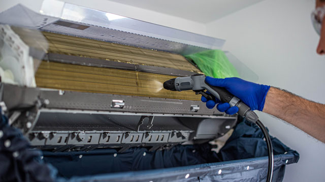 spray cu apa pe aer conditionat